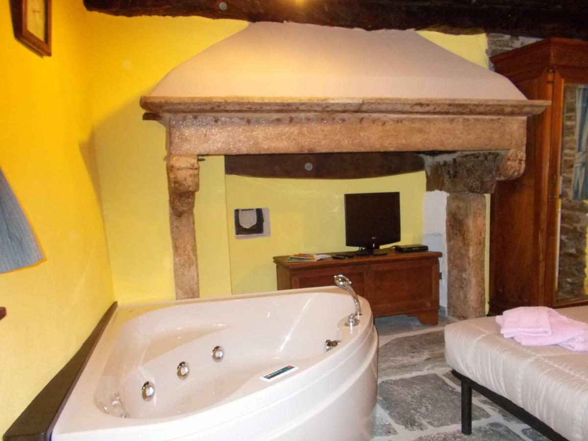 Il Borgo Di Monica Villa Domodossola Bagian luar foto